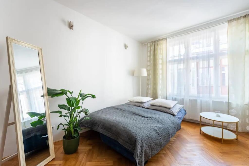 2 Bedrooms Apt Near Wenceslas Sq Прага Екстериор снимка