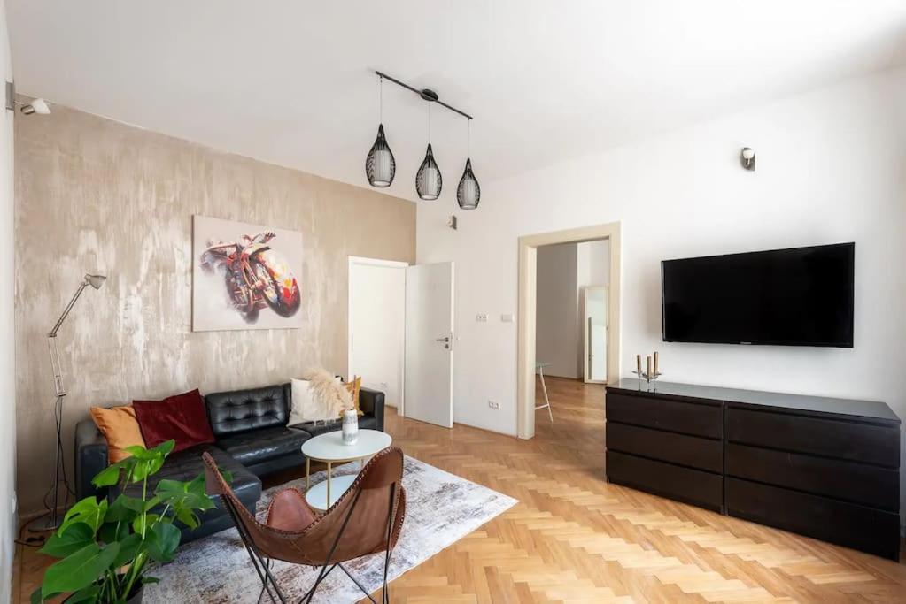 2 Bedrooms Apt Near Wenceslas Sq Прага Екстериор снимка