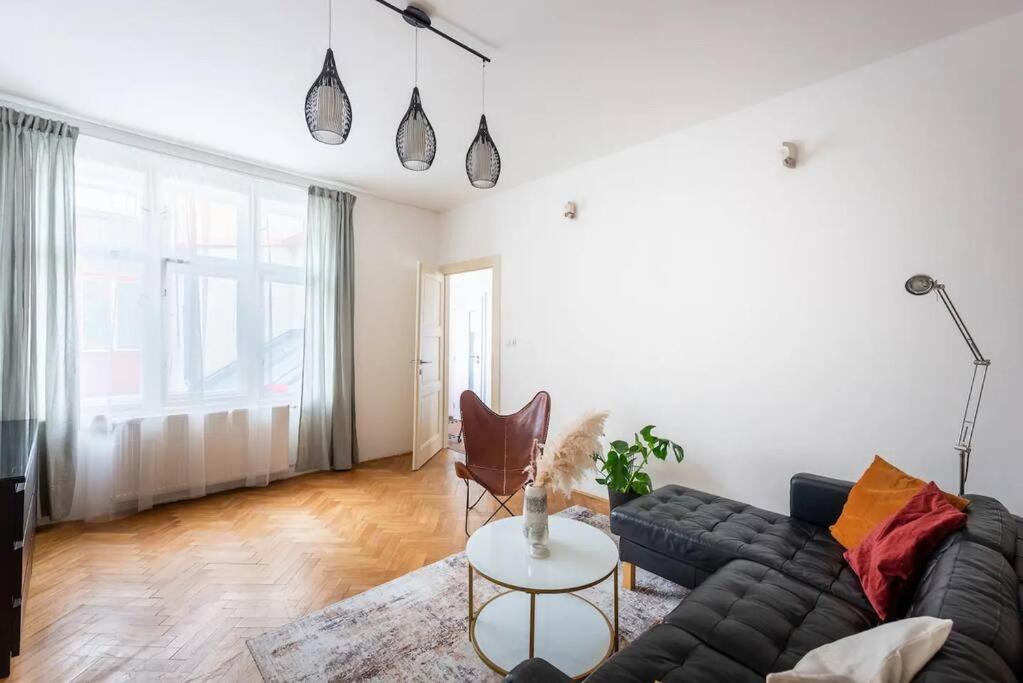 2 Bedrooms Apt Near Wenceslas Sq Прага Екстериор снимка