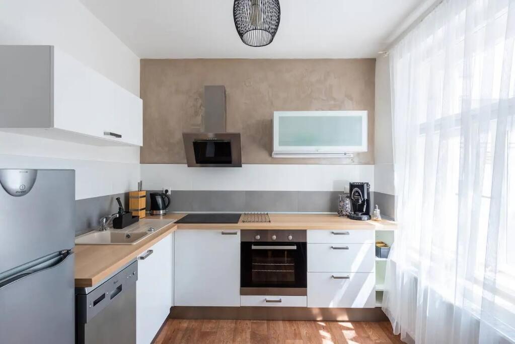 2 Bedrooms Apt Near Wenceslas Sq Прага Екстериор снимка